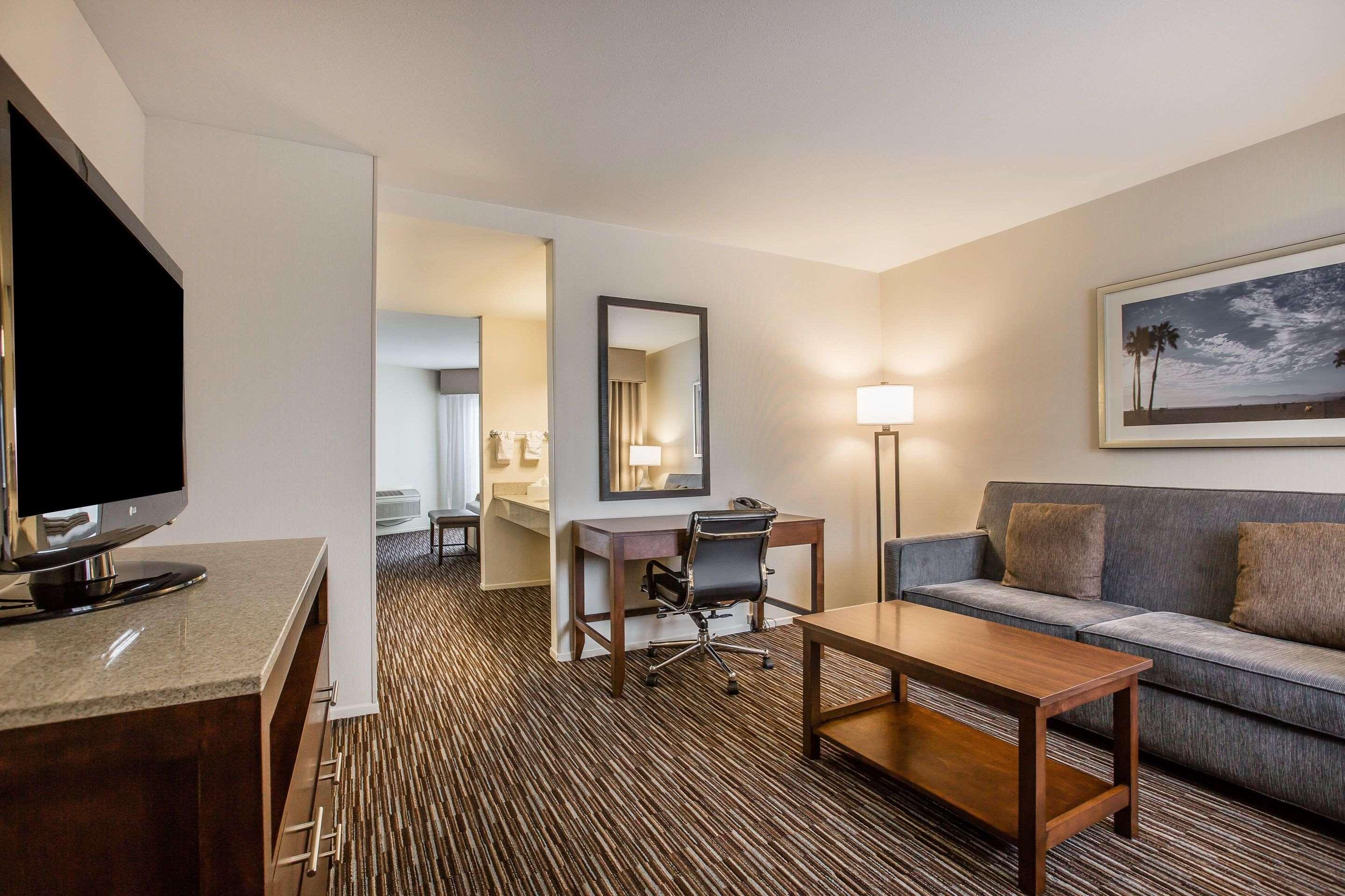 Quality Inn & Suites Хермоса-Бич Экстерьер фото