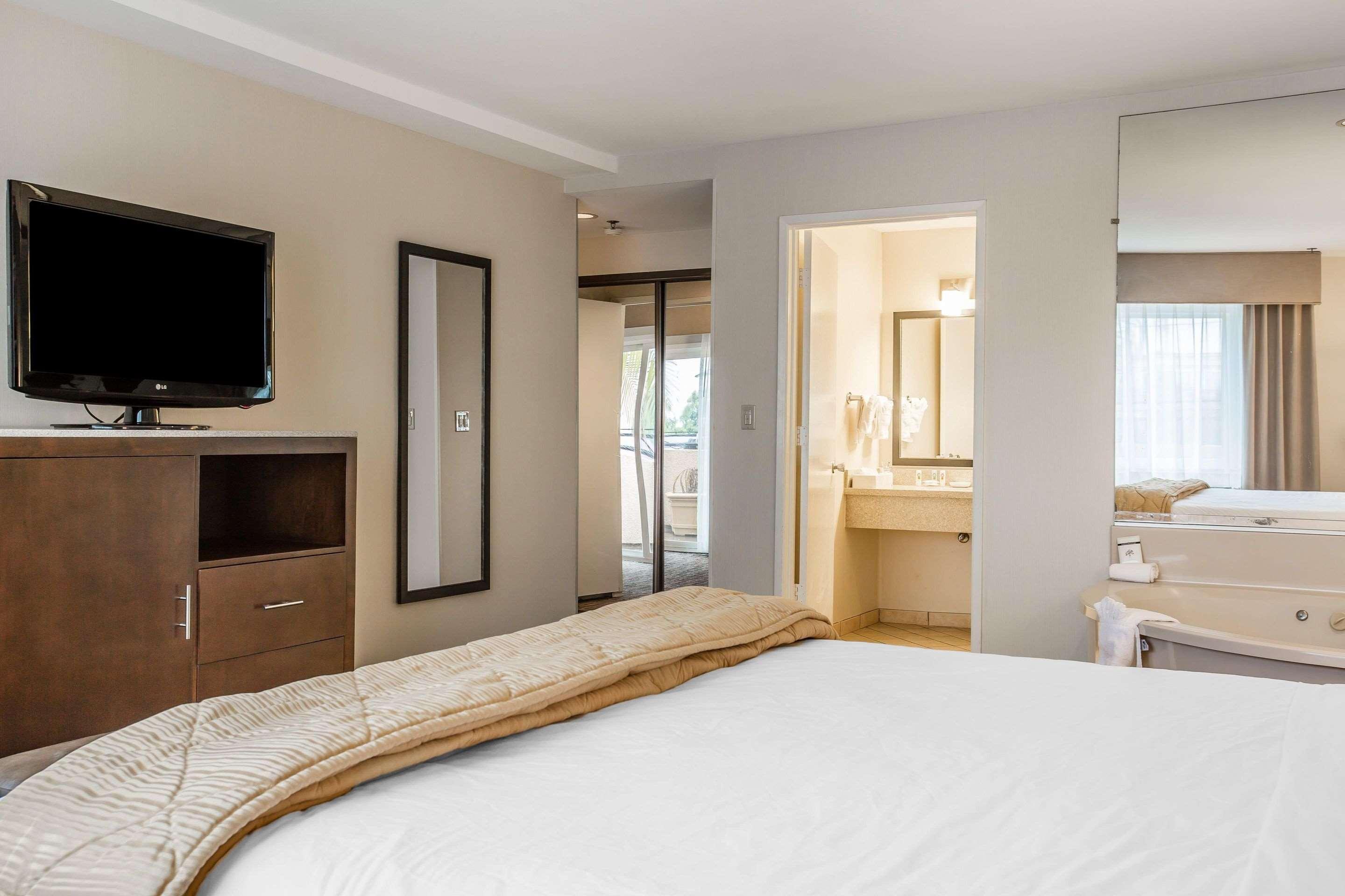 Quality Inn & Suites Хермоса-Бич Экстерьер фото
