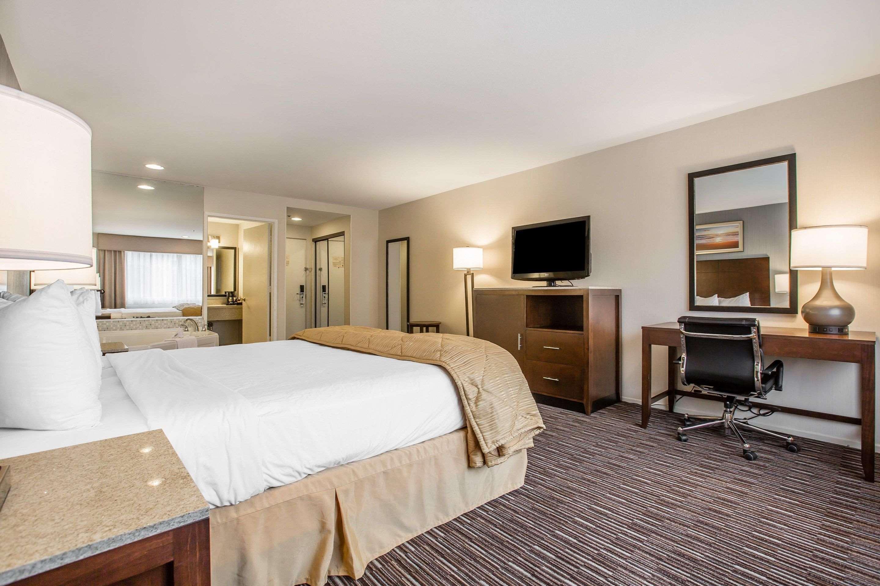 Quality Inn & Suites Хермоса-Бич Экстерьер фото